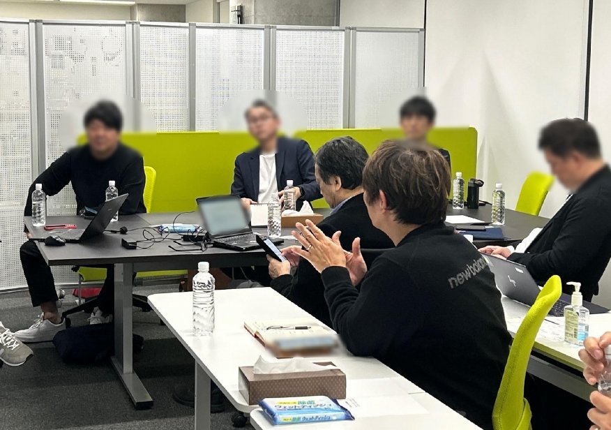 EBMIリアルイベントの様子。マーケターたちがテーブルを囲んでディスカッションしている