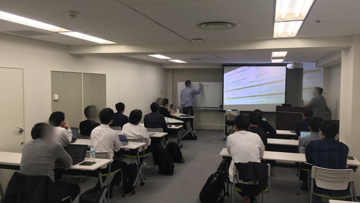 EBM基礎コースの発表の様子。講師が前に立ち受講生が聞いている